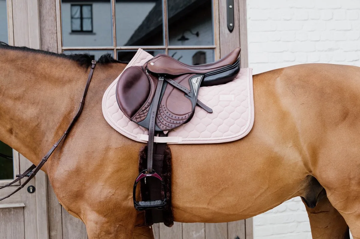 Zadeldoek onion quilt rubber logo jumping från Kentucky Horsewear i Oudroze – produktbild