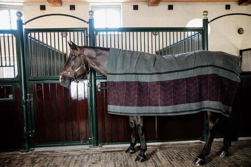 Zweetdeken - Heavy Fleece - Square Fishbone Donkerrood - 210x200 fra Kentucky Horsewear i Bordeaux – produktbillede