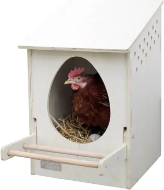 Houten Pluimvee Legnest – 30x29cm – Legbak Kippen tot 2 KG – Leghok – Broedplaats – Voor Buiten – Ophangbaar – Met Ventilatiegaten en Zitstok– Schuin Dak – Open Deksel by Kerbl in White – product photo 1 of 3