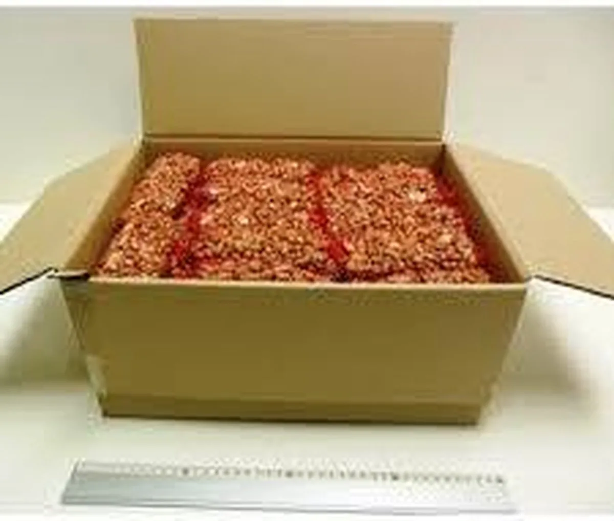 Doos pindanetjes, 50x 200 gram Voordeelverpakking by Konacorn – product photo