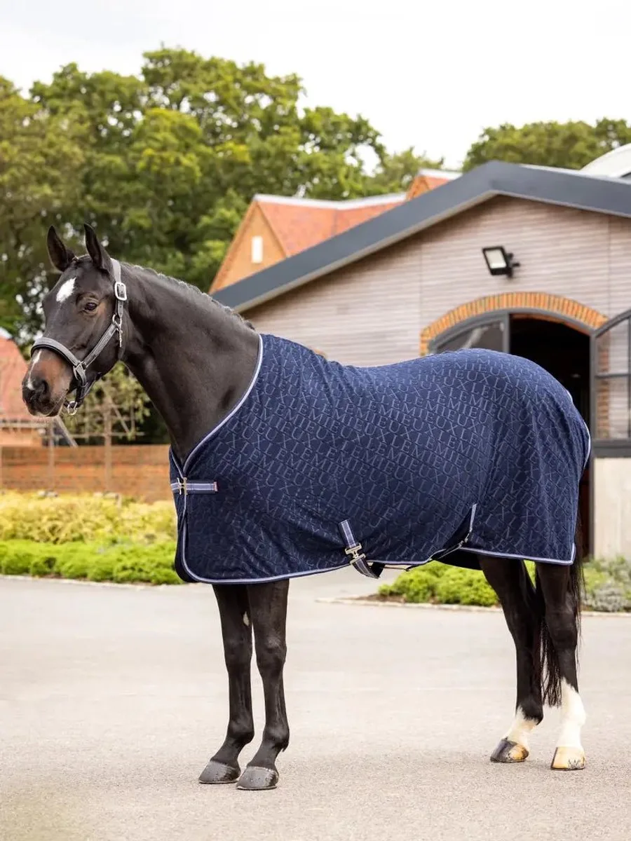 Arika Monogram Fleece Paardendeken 195 de LeMieux en Bleu foncé – photo produit