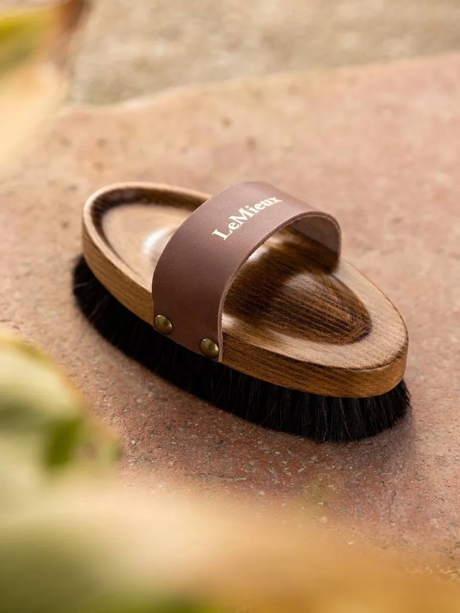 Artisan Lamswol Body Borstel Brown de LeMieux en Marron – photo produit