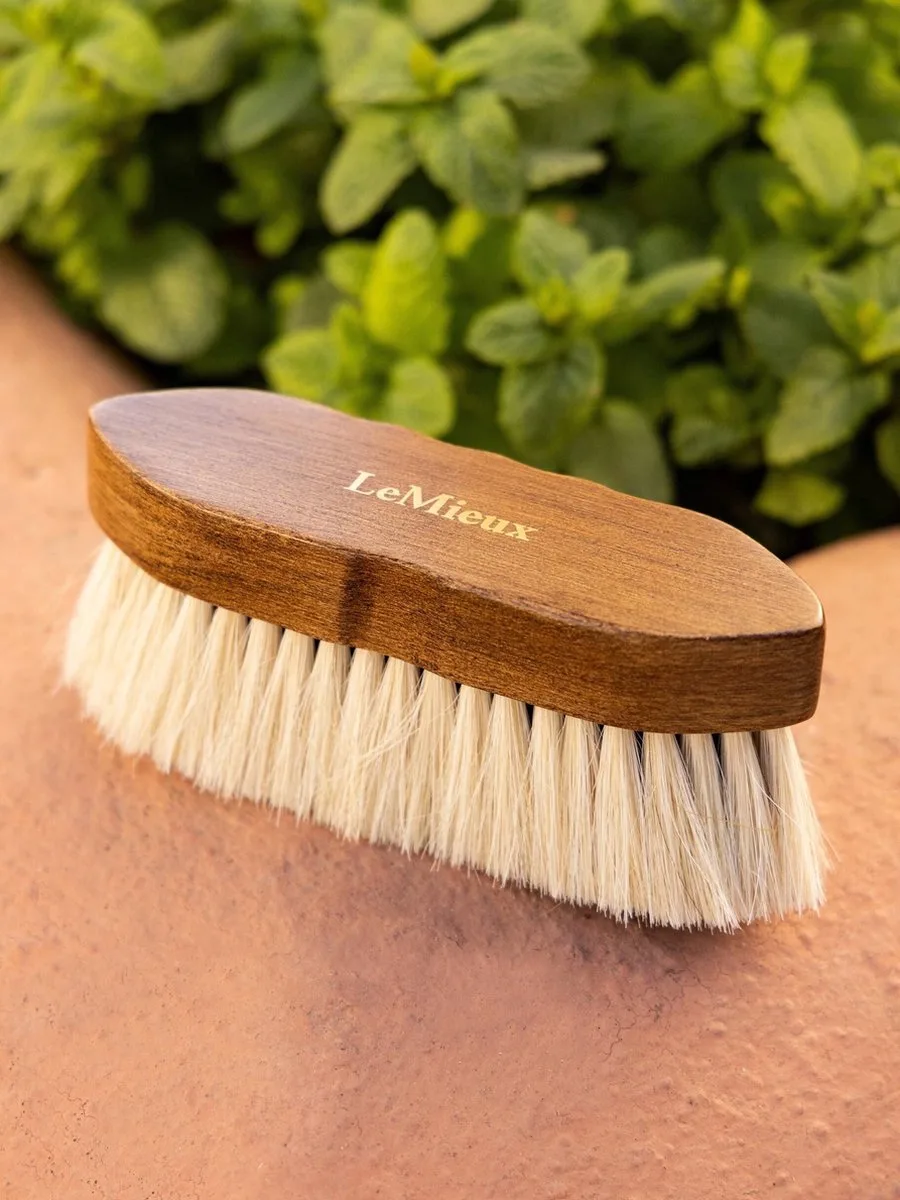 Artisan Zachte Finishing Borstel van LeMieux in Bruin – productfoto