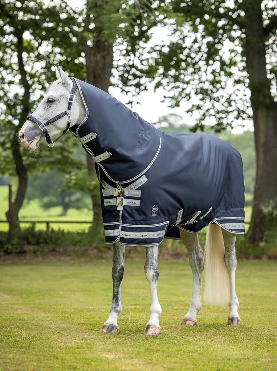 Deken Arika Featherweight Turnout 0gr - 183 de LeMieux en Bleu foncé – photo produit