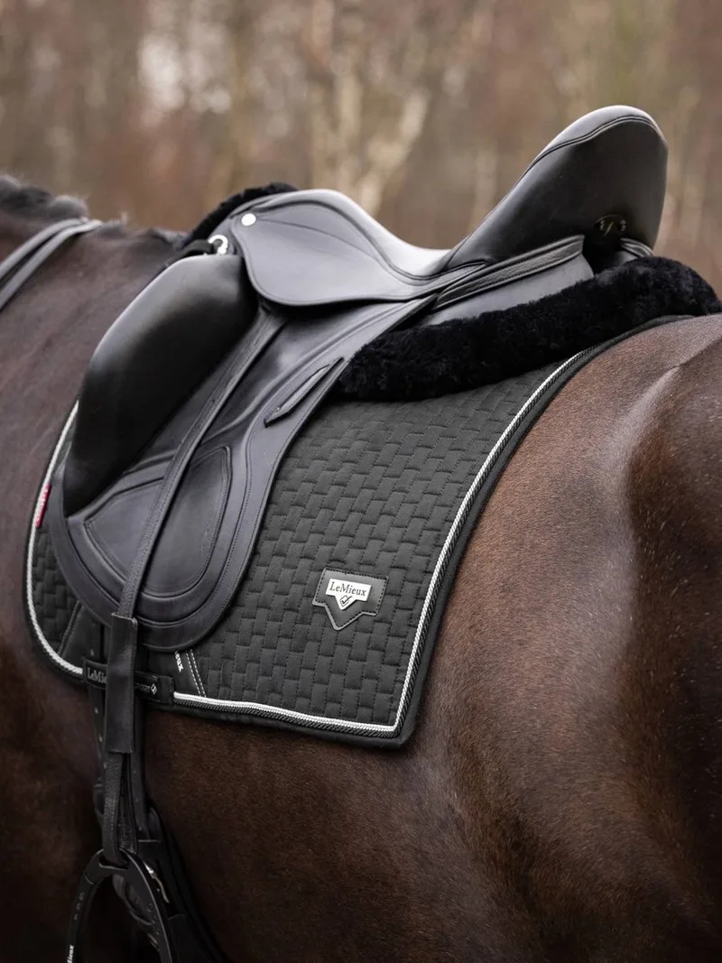 Puissance Suede Zadeldek Full von LeMieux in Weiß – Produktfoto