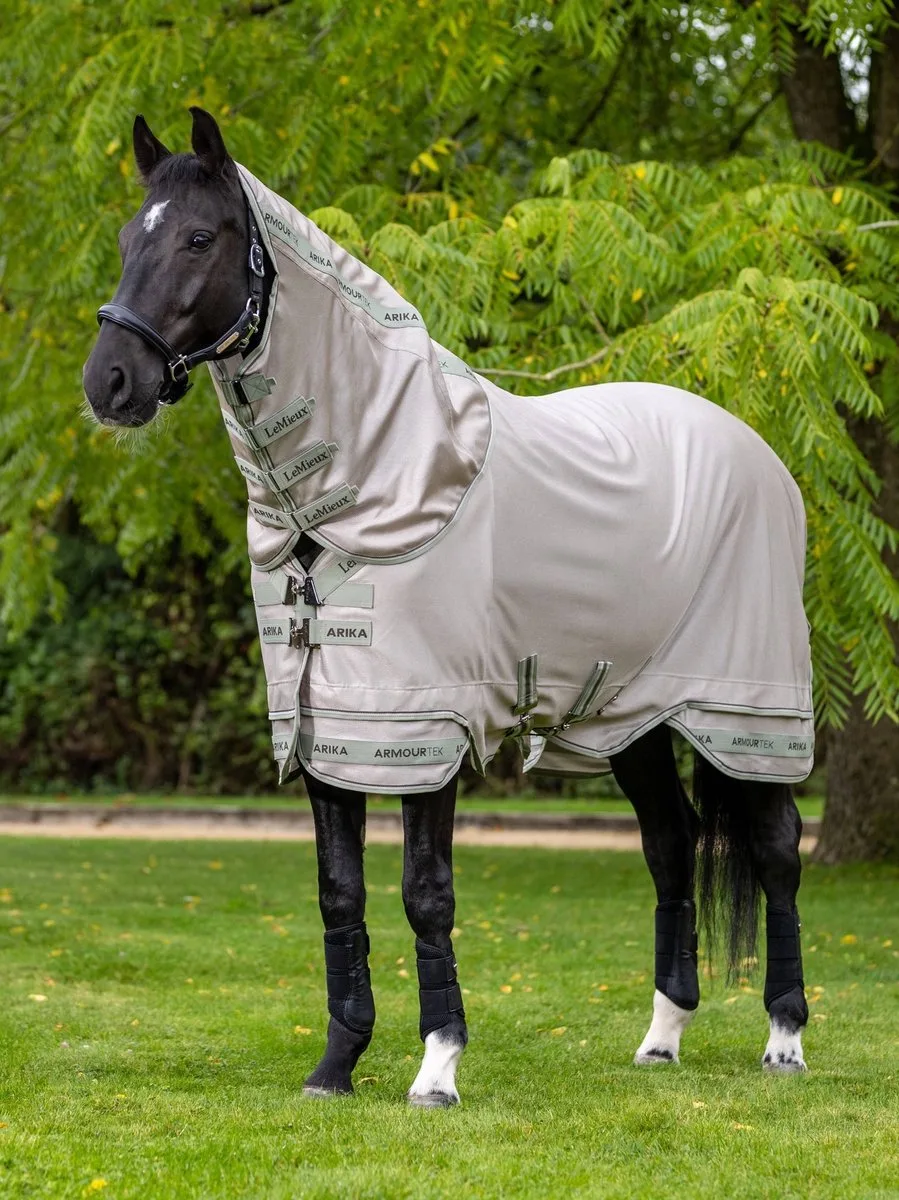 Vliegendeken Lemieux Arika Armour-tek Met Hals - 155/206 från LeMieux i Ljusgrå – produktbild