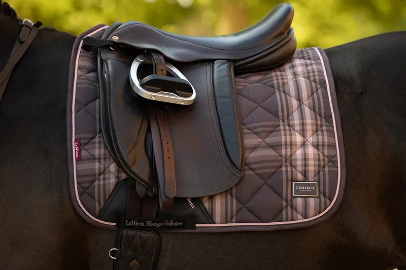 Zadeldek Lemieux Heritage Check Dressage Square de LeMieux en Marron – photo produit