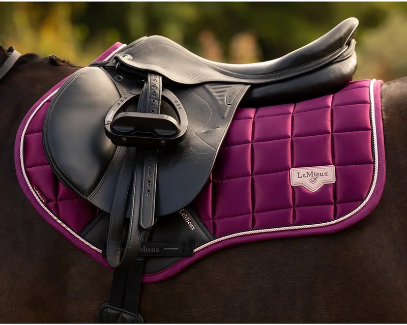 Zadeldek Lemieux Loire Classic Close Contact Square by LeMieux in Donkerroze – product photo