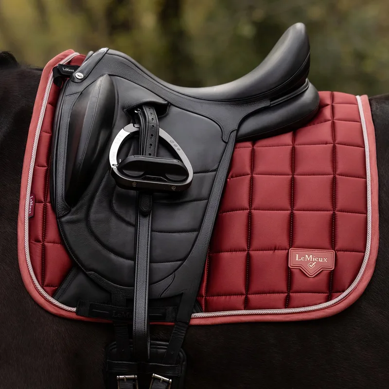 Zadeldek Lemieux Loire Classic Dressage Square by LeMieux in Red – product photo