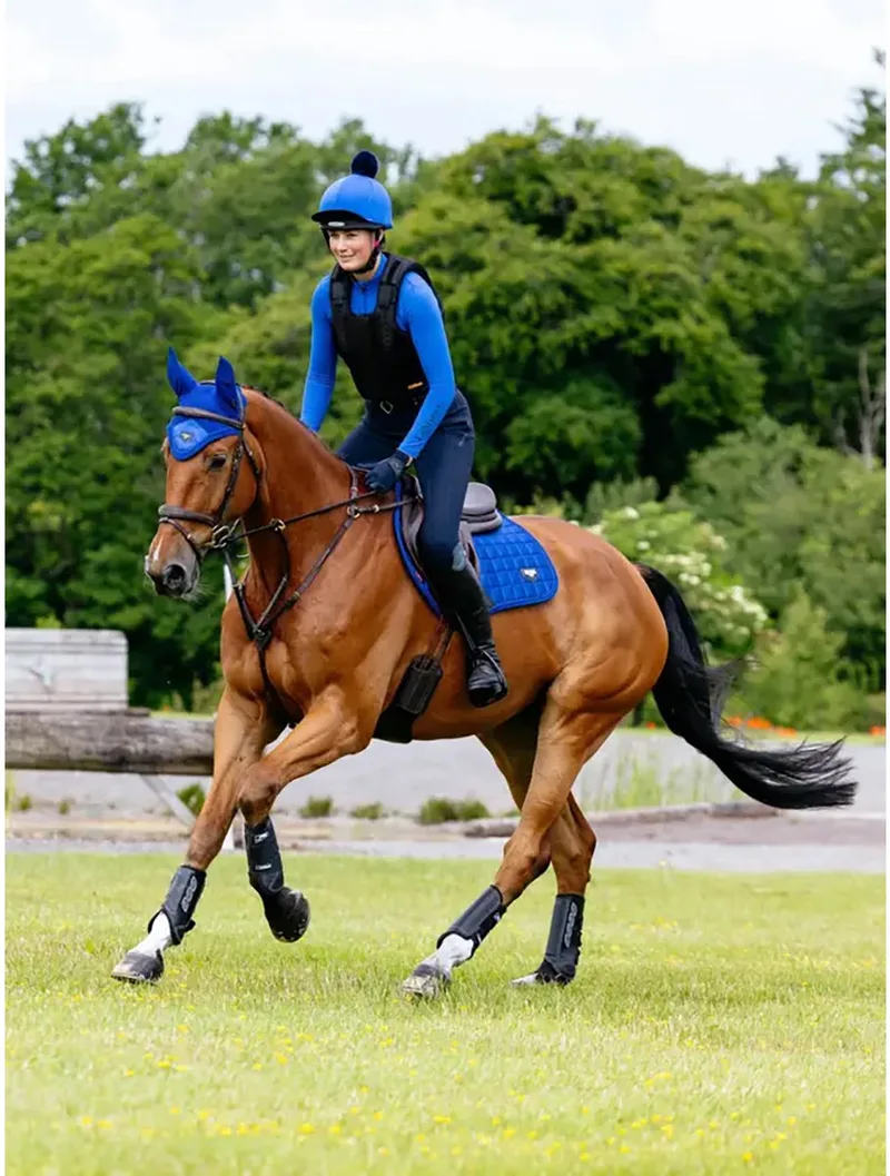 Zadeldek Lemieux Loire Classic Square Close Contact Springen von LeMieux in Blau – Produktfoto