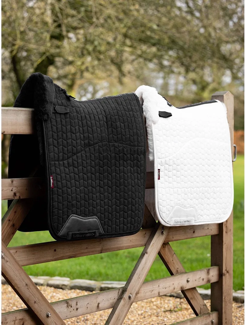 Zadeldek Lemieux Merino+ Half Lined Dressage de LeMieux en Noir – photo produit