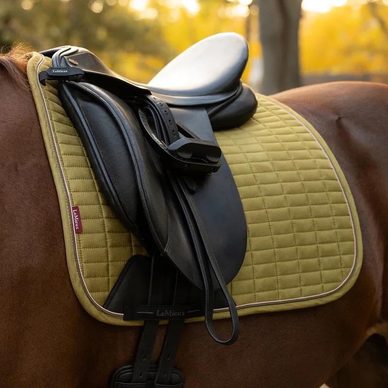 Zadeldek Lemieux Suede Dressage Square fra LeMieux i Lysegrøn – produktbillede