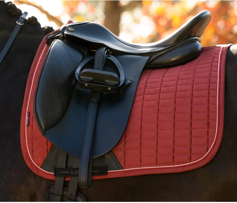 Zadeldek Lemieux Suede Dressage Square by LeMieux in Red – product photo