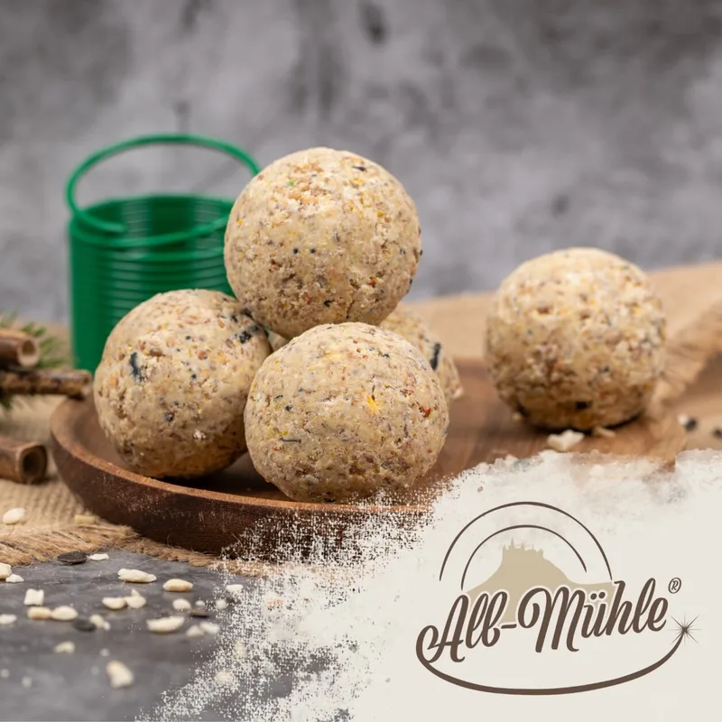 150 stuks. Lyra Pet® mezenbollen van de Alb-Mühle zonder net, volkoren & noten, 85 g per stuk + 2 dispensers by Lyra Pet – product photo 4 of 5
