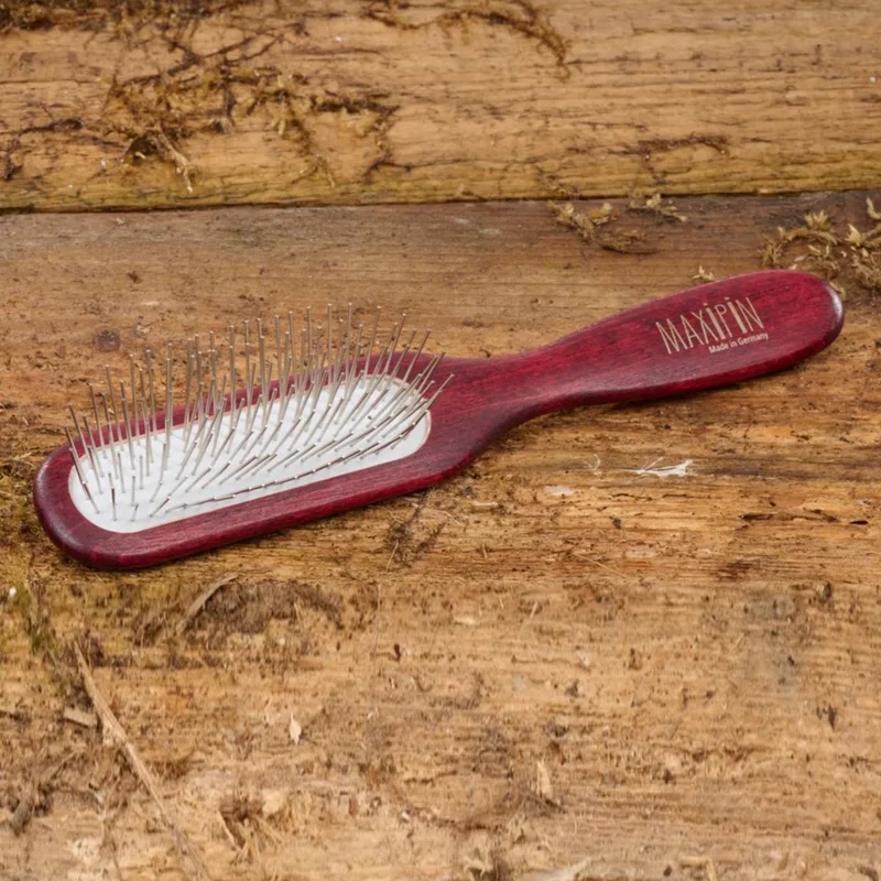 Kleine rechthoekige hondenborstel – beukenhout – roestvrijstalen pennen – ergonomische grip – Duits vakmanschap de Mars Coat-King en Palissander – photo produit