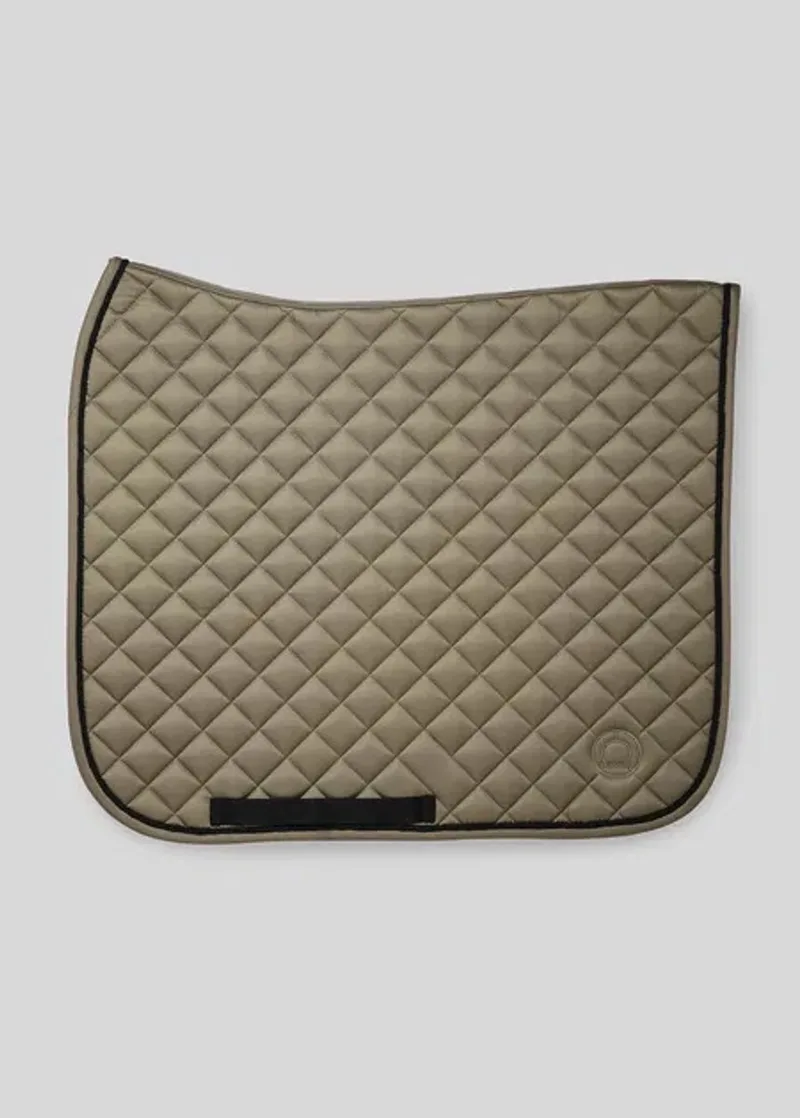 Zadeldek Fair Dusty Green - Full-Dressuur | Zadeldekje paard von Montar in Grün – Produktfoto