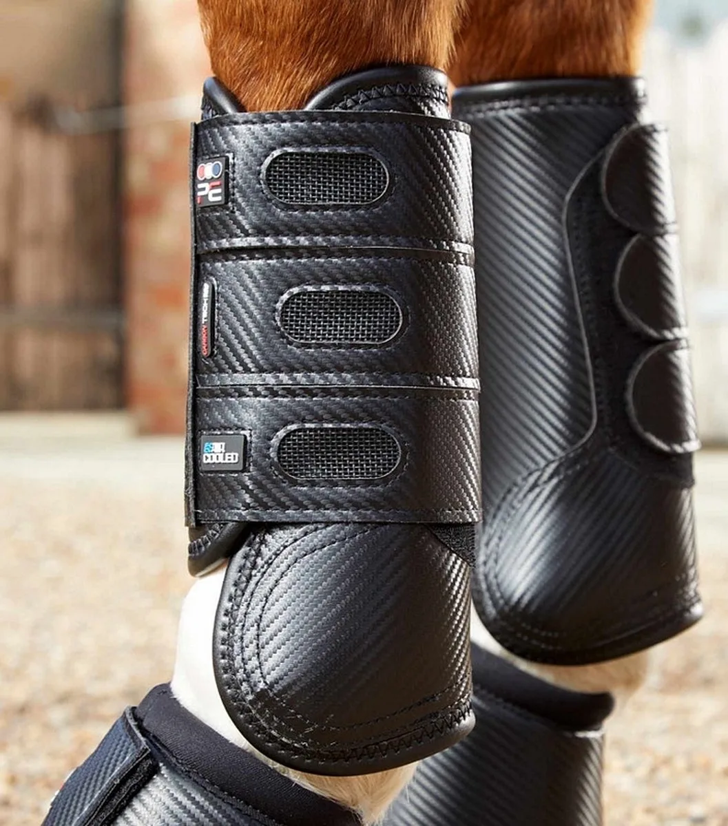 Carbon Tech Aircooled Eventing beschermers Voorbeen - maat M von Premier Equine in Schwarz – Produktfoto
