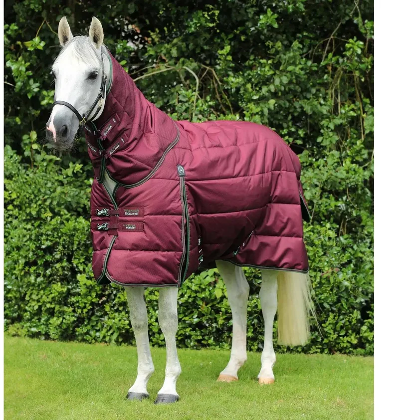 Paardendeken met halsbedekking Premier Equine Hydra 350g de Premier Equine en Rouge – photo produit