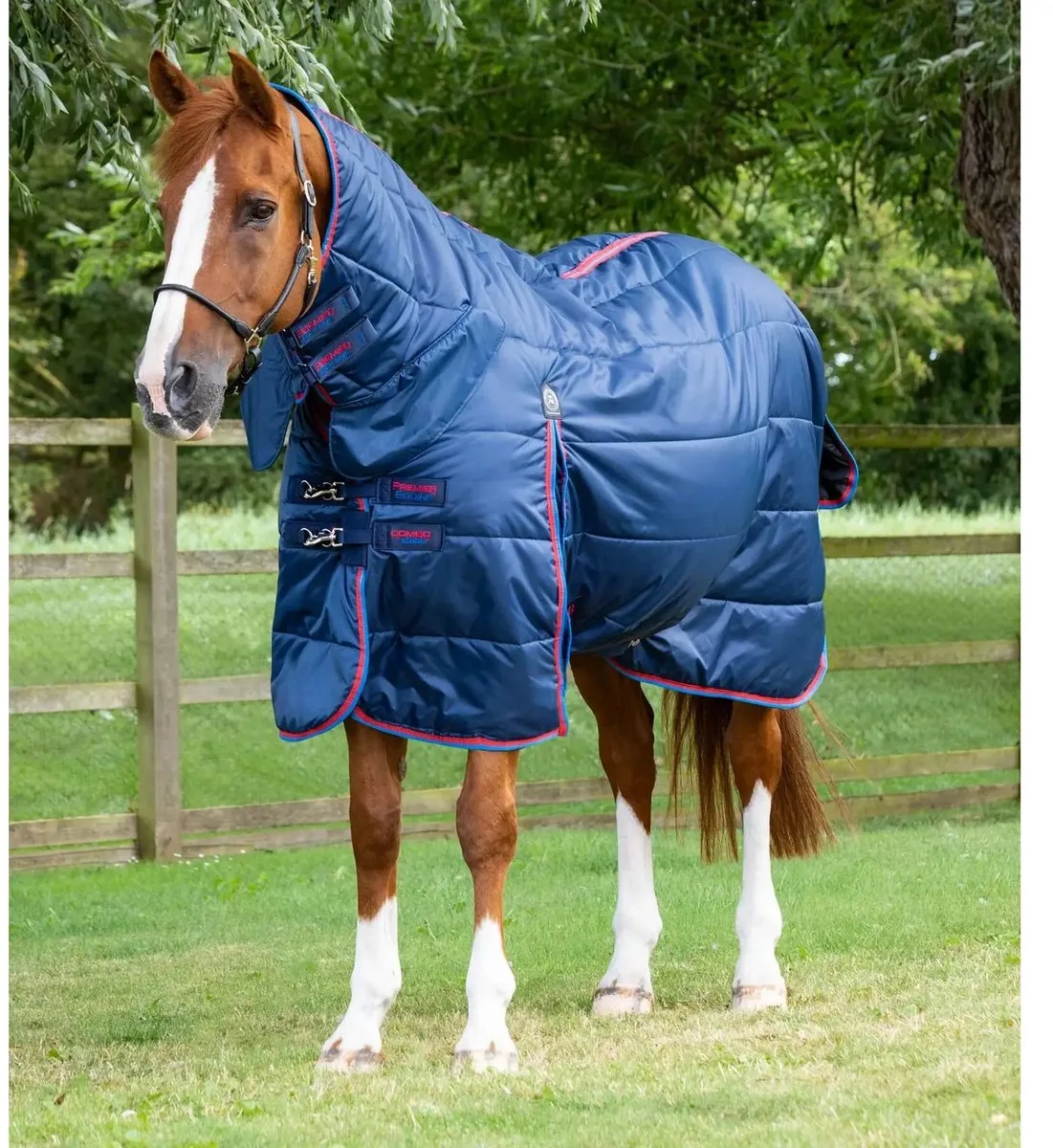 Paardenstaldeken met halsbedekking Premier Equine 200 g från Premier Equine i Marine – produktbild