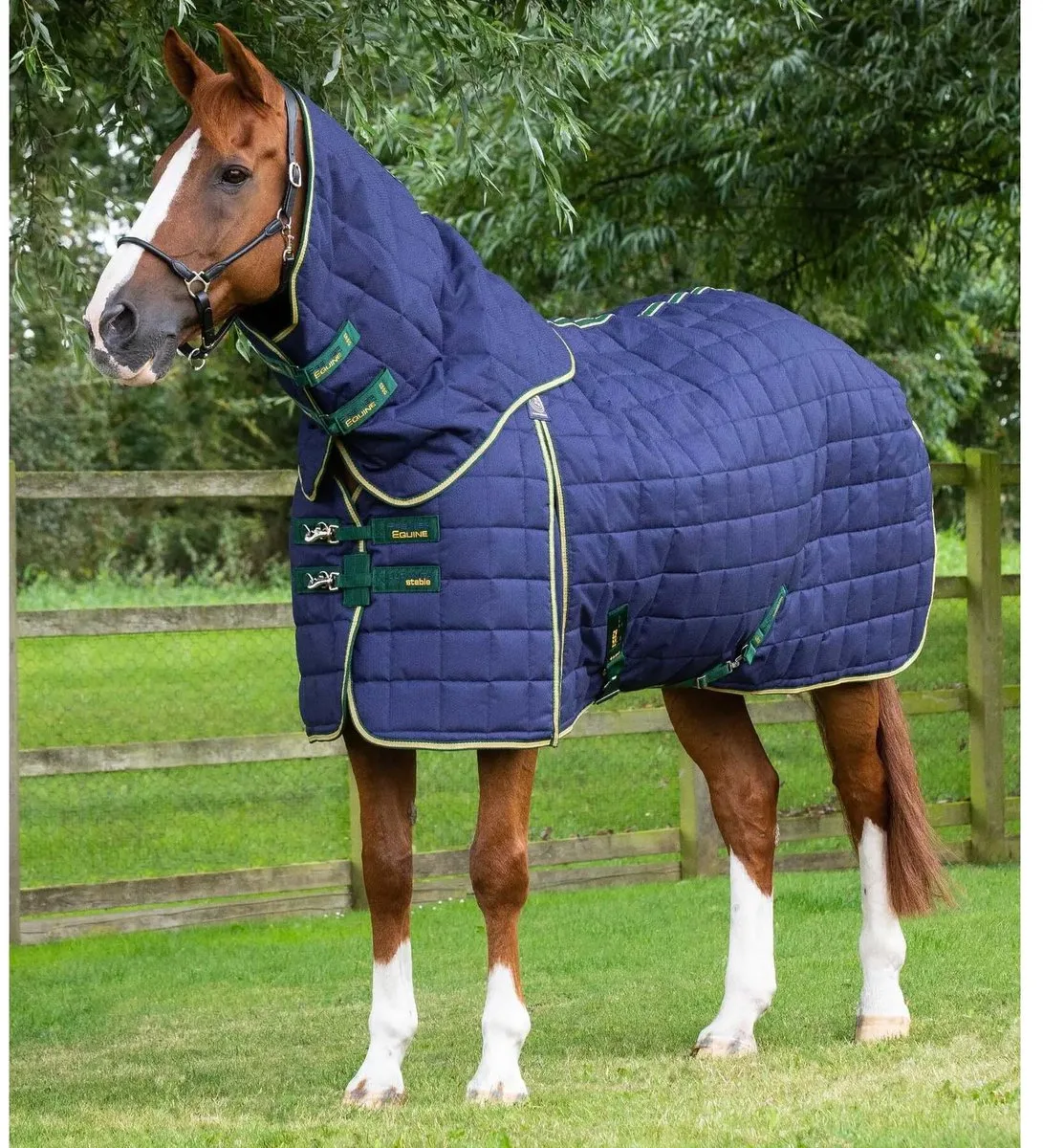 Paardenstaldeken met halsbedekking Premier Equine Lucanta 450 g från Premier Equine i Marine – produktbild
