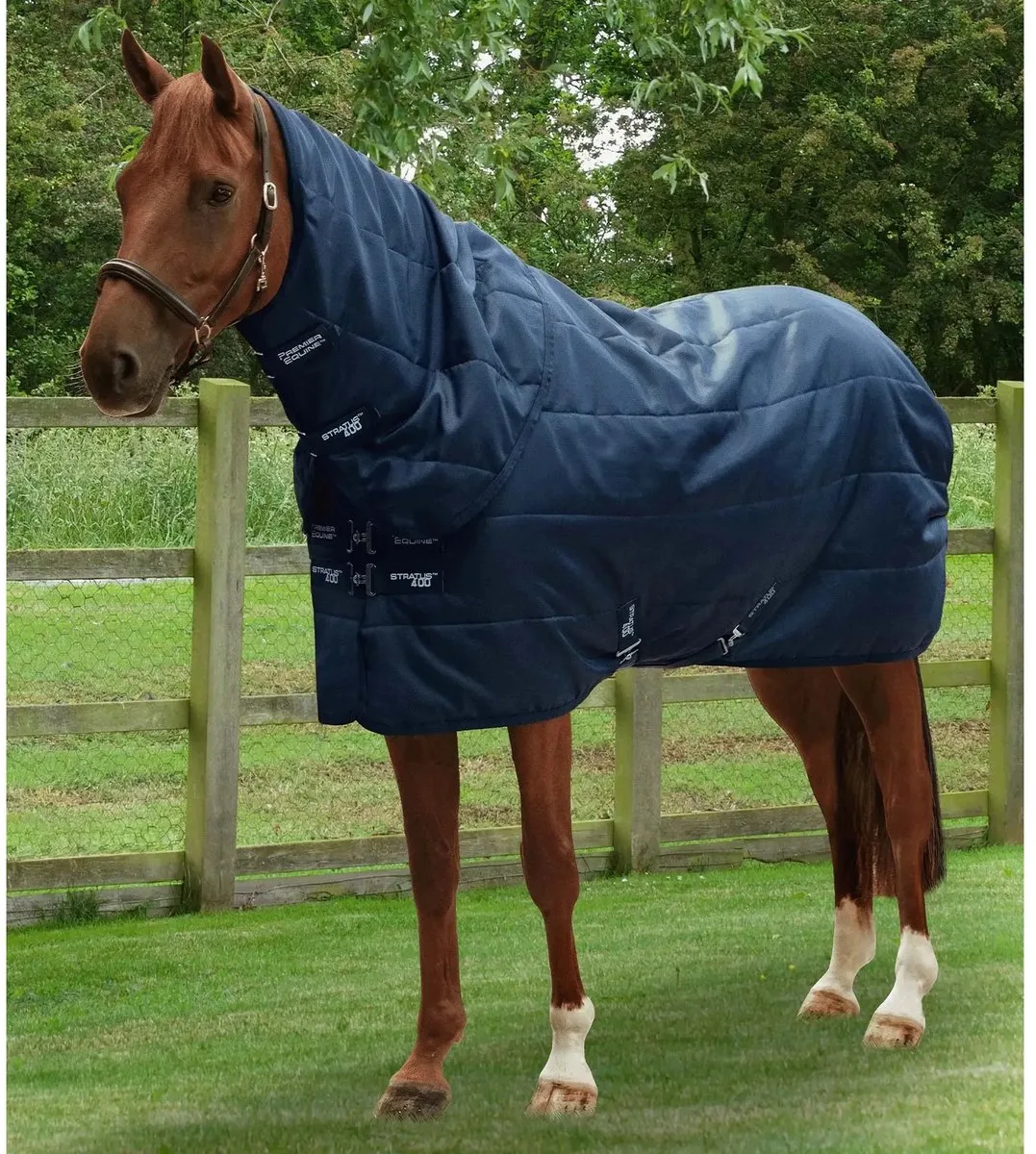 Paardenstaldeken met halsbedekking Premier Equine Stratus 400g från Premier Equine i Marine – produktbild