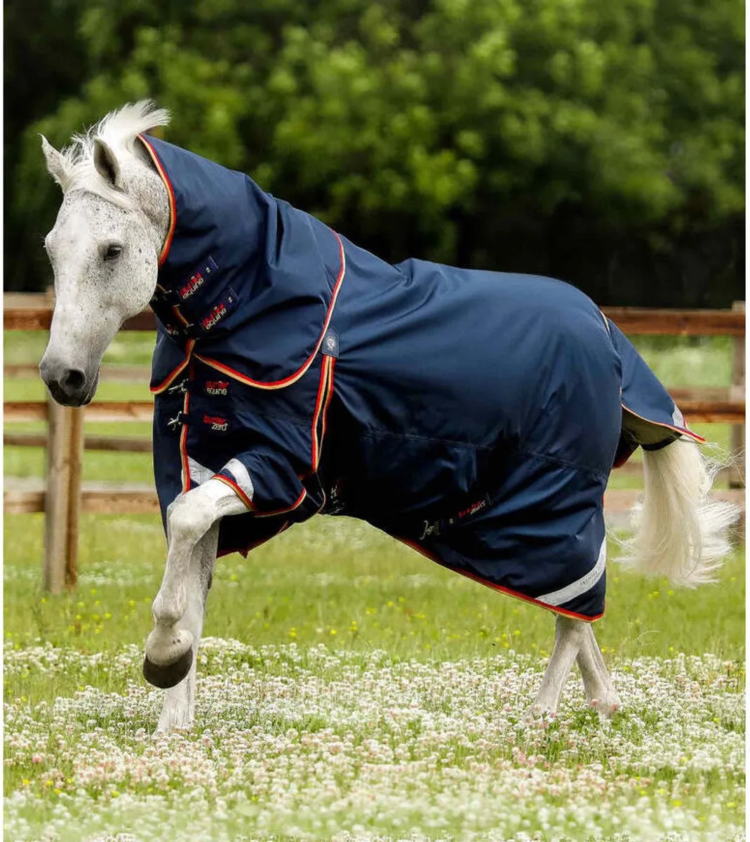 Waterdichte paardendeken met halsbedekking Premier Equine Buster 0 g från Premier Equine i Marine – produktbild