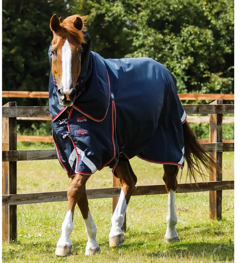 Waterdichte paardendeken met halsbedekking Premier Equine Buster 50 g de Premier Equine en Marine – photo produit