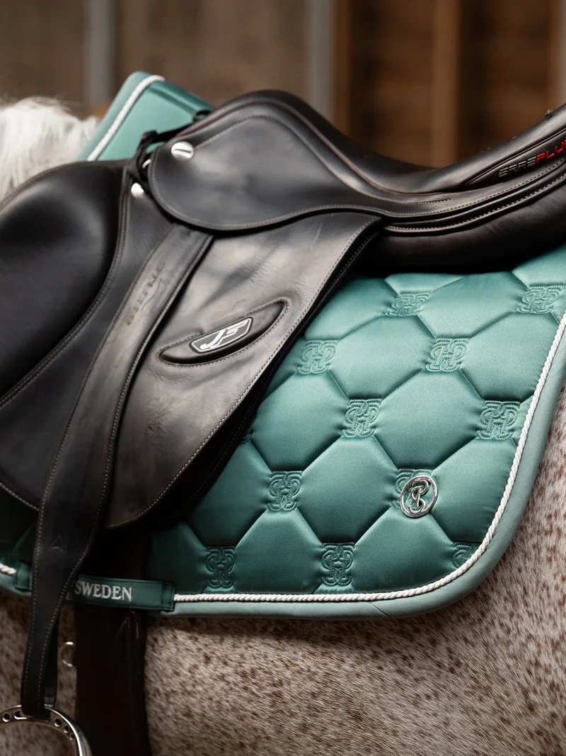 FW'24 Satin Serenity Zadeldekje Sage Green - Dressuur Full by PS of Sweden – product photo