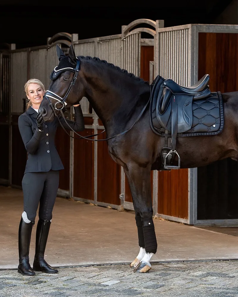 Saddle Pad Dressage Ruffle Black fra PS of Sweden i Sort – produktbillede