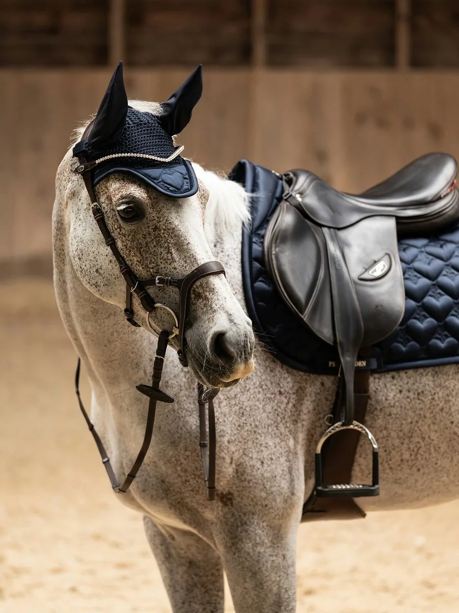 SS25 Dekje Diamond Quilt Latte Dressuur Cob von PS of Sweden – Produktfoto