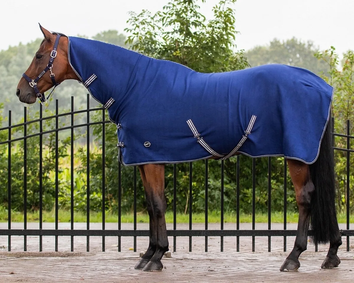 Q-essentials Fleecedeken Q-essentials New Basic Met Hals - 165/215 de QHP en Bleu – photo produit