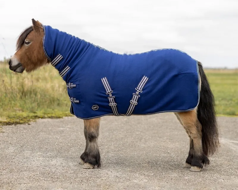 SHETLAND FLEECEDEKEN MET HALS fra QHP i Mørkeblå – produktbillede
