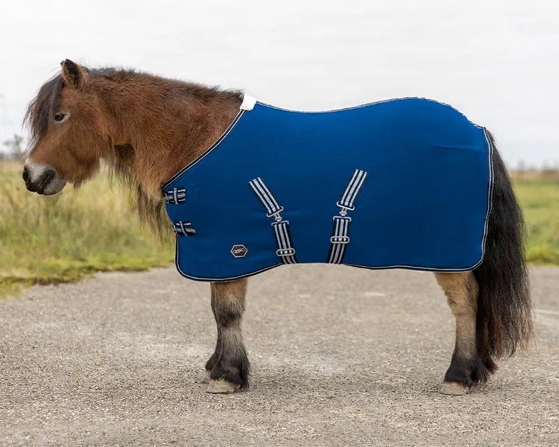 SHETLAND FLEECEDEKEN MET SINGELS van QHP in Donkerblauw – productfoto