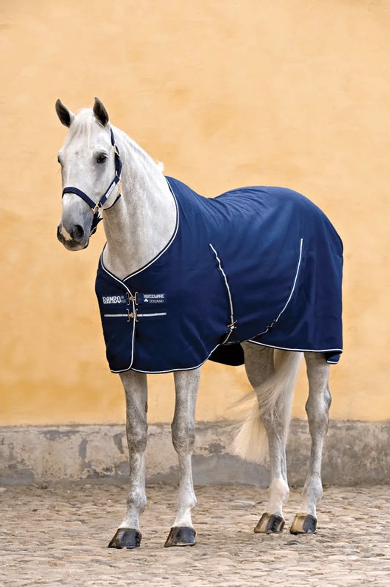 Stable Sheet 0 gr Navy/Grey &Silver - 6.6 - Regendeken | Staldekens paard von Rambo in Silber – Produktfoto