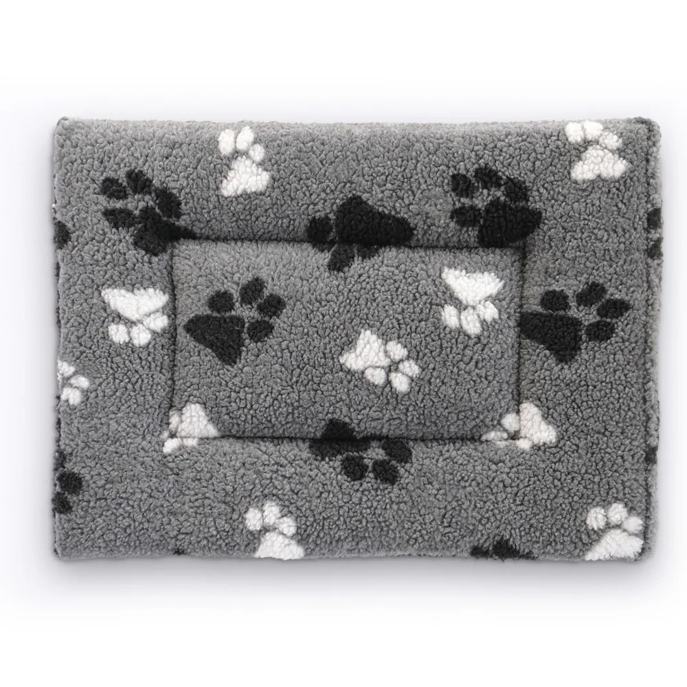 fleece kussen voor transportboxen grijs met pootjes 91x61x5cm hond van Vetbed – productfoto