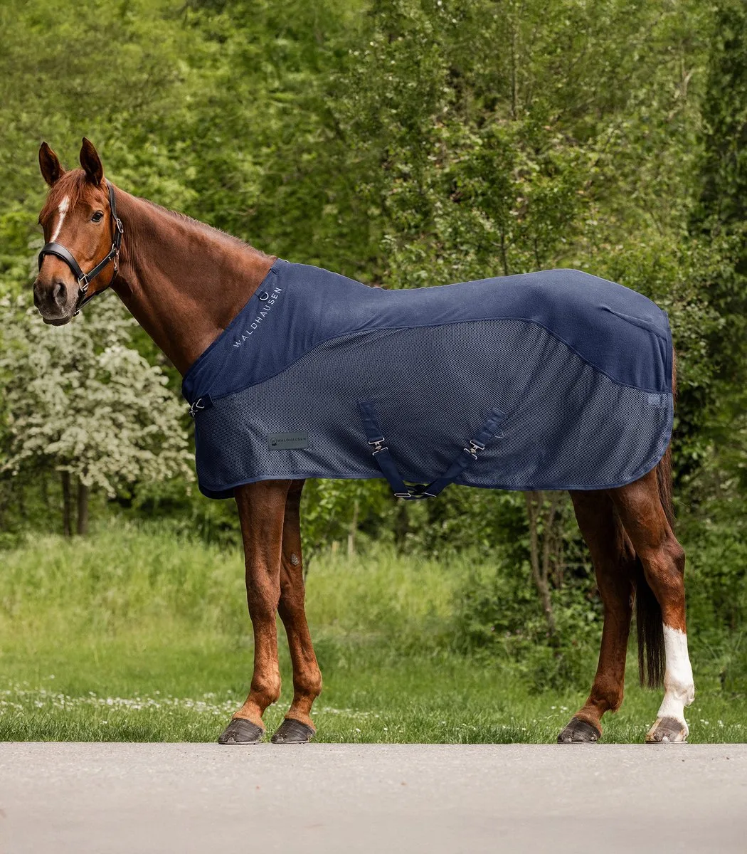 COMFORT FLEECE-COOLERDEKEN fra Waldhausen i Mørkeblå – produktbillede