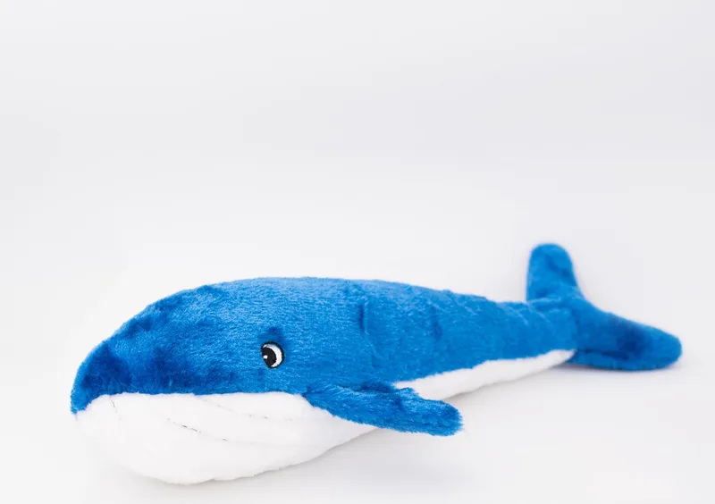 ZP991 Jigglerz® - Blue Whale - Speelgoed voor dieren - honden speelgoed – honden knuffel – honden speeltje – honden speelgoed knuffel - hondenspeelgoed piep - hondenspeelgoed bijten von Zippy Paws in Blau – Produktfoto