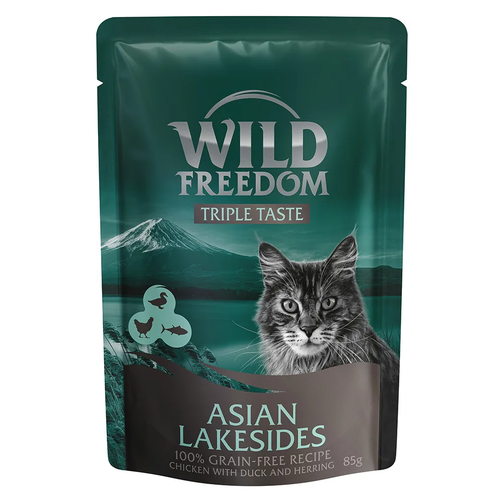 8x 85g Wild Freedom Triple Taste Asian Lakesides Kip met Eend & Haring natvoer voor katten van Wild Freedom – productfoto